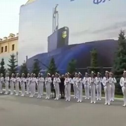 「ロシア海軍の日」の盛大な観艦式が段ボール絵に…プーチン大統領が大恥！