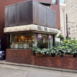 なぜか窓に本が高く積まれている喫茶店→その上のマンションが関係している？